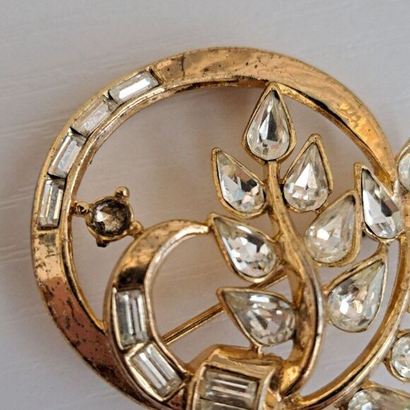 Vintage Crown Trifari Gold Tone Rhinestone Circle Brooch and Leaf, Pat Pending - Picture 5 of 7